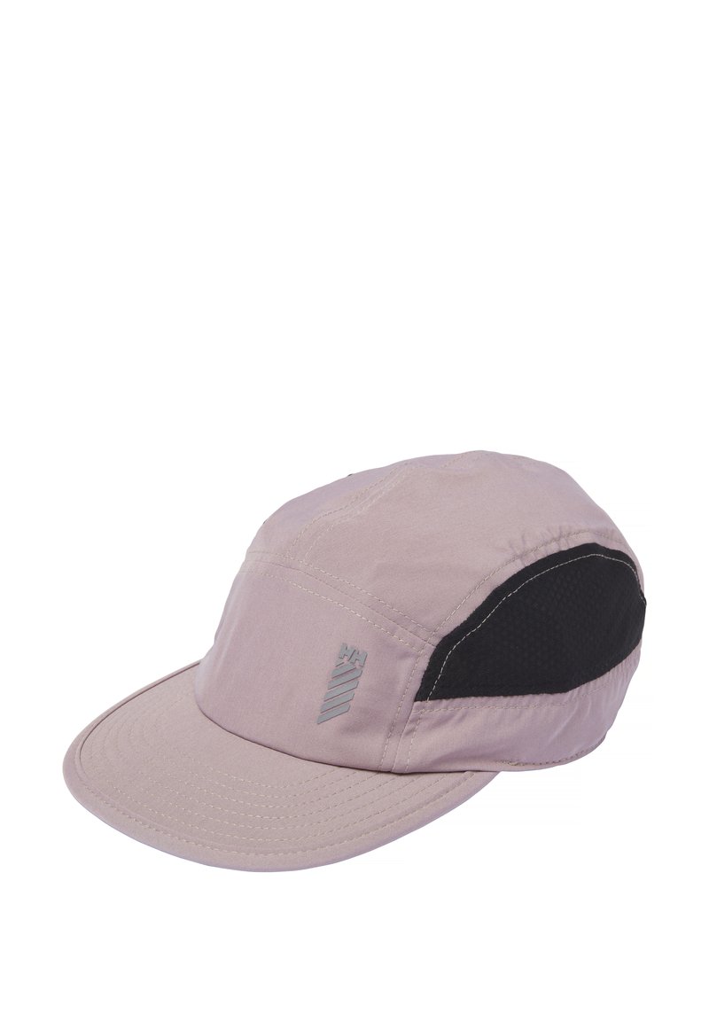 Gorra de color púrpura claro con visera curva, paneles laterales de malla negra, detalle de logotipo gris y costuras visibles. Fabricada en un tejido ligero.