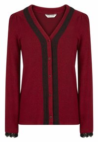 Czerwony kardigan z długimi rękawami, czarną koronkową lamówką wzdłuż dekoltu w serek i mankietów, zapięcie na guziki z przodu oraz miękką teksturowaną tkaniną.