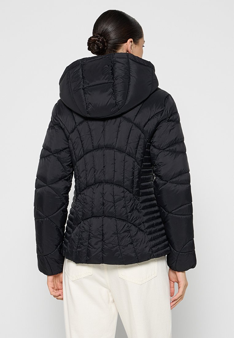 Chaqueta acolchada negra con capucha, patrón acolchado y lados acanalados para textura. El material parece brillante y aislante, con un diseño ajustado.