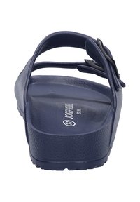 Sandale bleu marine avec un semelle texturée, une sangle noire réglable et une semelle épaisse. Le design est simple et utilitaire.
