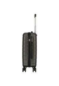Zwarte hard-shell koffer met geribbelde textuur, intrekbare handgreep en vier wielen voor mobiliteit. Voorzien van een ritssluiting en een combinatieslot.