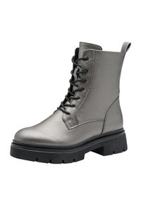 Botte de combat à lacets en cuir texturé gris métallique, avec un col rembourré et une semelle en caoutchouc noir robuste présentant un motif de crampons imposant.