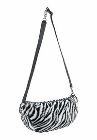 Sac à épaule en fausse fourrure noir et blanc avec un motif zèbre, forme courbée, fermeture éclair, et bandoulière noire ajustable.