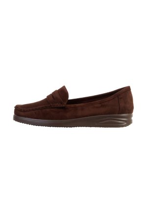 Mocassin en daim marron à enfiler avec semelle compensée basse et surpiqûres sur le bout mocassin, conçu pour une tenue décontractée.