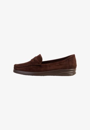 Brun ruskinds slip-on loafer med lav kilehæl og moc-tå-syning, designet til afslappet brug.
