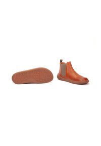 Botas chelsea de cuero marrón con paneles laterales elásticos, puntera redondeada y suela de goma texturizada con la marca Pikolinos.