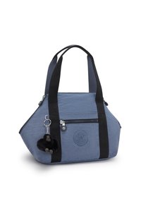 Borsa in tessuto blu con manici neri, tasca frontale con zip e logo circolare. Include un accento di pom pom nero.