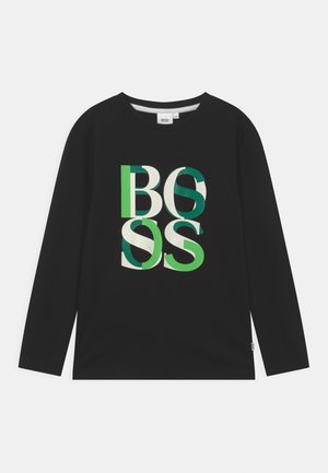 Sort langærmet skjorte med et flerfarvet grønt og hvidt "BOSS"-logo trykt på frontens midte.