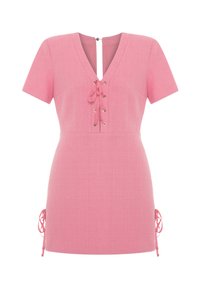 Rosa kurzärmliges Kleid aus strukturiertem Stoff, tiefem V-Ausschnitt, Schnürung an der Vorderseite mit Ösen und seitlichen Bändern. Die Rückseite verfügt über einen Knopfverschluss.