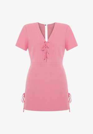 Różowa sukienka z krótkim rękawem, o teksturowanej tkaninie, głębokim dekolcie w szpic, z przodem sznurowanym przez oczka i bocznymi wiązaniami. Tył z zapięciem na guzik.