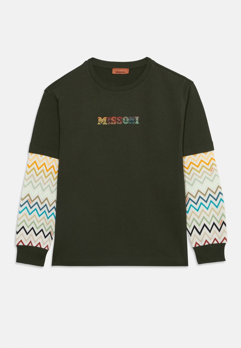 Chemise vert foncé à manches longues avec des manches à motif zigzag multicolore et un texte zigzag multicolore assorti sur la poitrine.