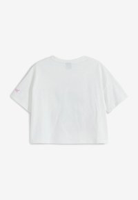 Vit kortärmad t-shirt, korta ärmar, bomullsmaterial, enkel design, har en liten rosa broderad detalj på vänster ärm.