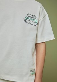 Reiss REISS SMILEYWORLD | REISS OVERSIZE T-SHIRT - Trükipildiga T-särk - white