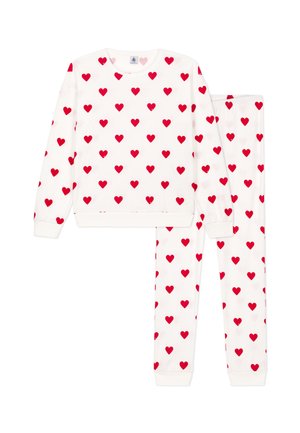 Witte sweatshirt en broek set met rode hartjespatronen. Heeft lange mouwen en elastische manchetten. Materiaal lijkt zacht en comfortabel.