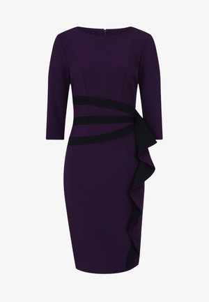 Lila Kleid mit tailliertem Design, Dreiviertelärmeln, schwarzen Akzentstreifen und einem Rüschensaum. Glatte Stofftextur.