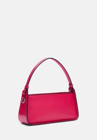 Borsa a tracolla rossa in pelle con forma rettangolare, una tracolla corta e bordi neri a contrasto. Texture liscia con hardware minimal.