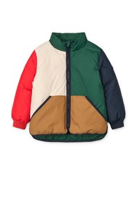 Veste matelassée avec un col montant et des panneaux contrastants en rouge, vert, beige et bleu marine, avec une partie inférieure marron et des accents de poche.