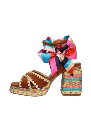 Sandalo in suede marrone con tacco a blocco intrecciato multicolore e cinturino alla caviglia con fiocco in seta a righe e chiusura con fibbia.