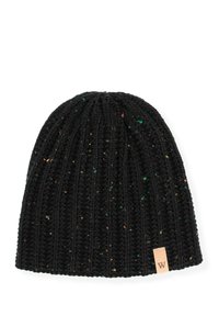 Czarna dziana czapka z pionowym prążkowaniem, ozdobiona wielokolorowymi kropkami. Na brzegu znajduje się beżowa skórzana naszywka z literą "W".