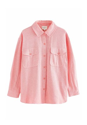 Chemise rose à manches longues avec boutons, deux poches poitrine avant boutonnées et un col classique, présentée sur fond blanc.