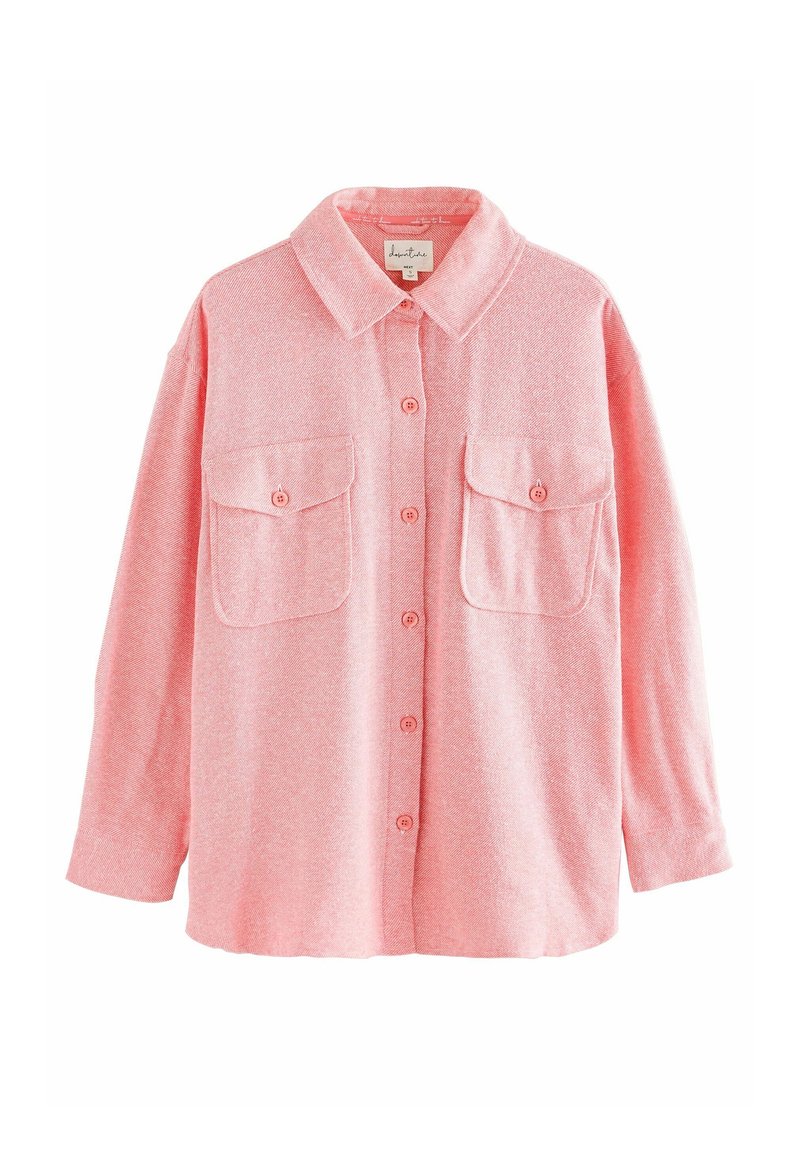 Chemise rose à manches longues avec boutons, deux poches poitrine avant boutonnées et un col classique, présentée sur fond blanc.