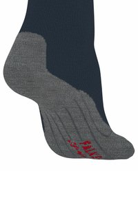 Calzino blu navy con tacco e punta grigia testurizzati. Presenta un design a coste e un marchio rosso sulla suola. I materiali sembrano morbidi e resistenti.