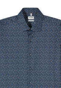 Marineblaue Hemdjacke mit kleinem, sich wiederholendem geometrischem Muster in Hellblau und Beige. Der Stoff hat eine glatte Textur. Verfügt über einen klassischen Kragen.