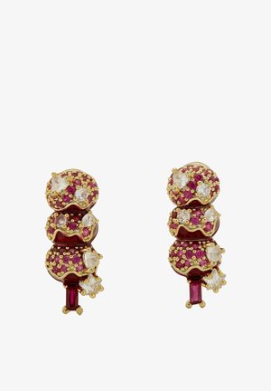 Naušnice zlatne boje koje se sastoje od tri složena okrugla elementa ukrašena ružičastim draguljima i prozirnim kristalima, završene visećim detaljem.