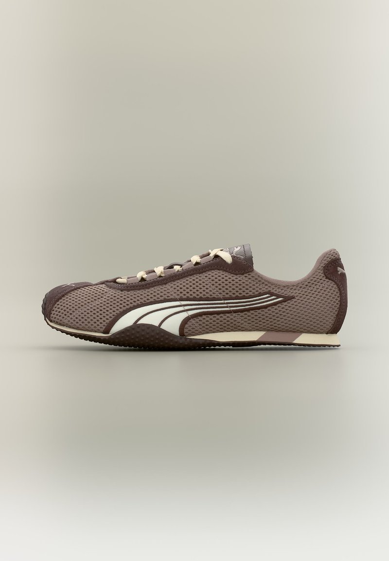 Baskets en mesh marron avec lacets crème et logo Puma, affichées en profil latéral sur un fond neutre.