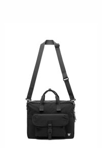 Borsa a tracolla nera con un compartimento principale chiuso da zip, tasca frontale con patta e fibbia, manici in tessuto e doppio manico per il trasporto.