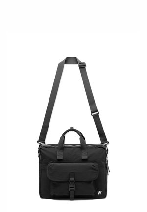 Sac messager noir avec un compartiment principal zippé, une poche à rabat à l'avant avec boucle, des sangles en tissu et des poignées de transport double.