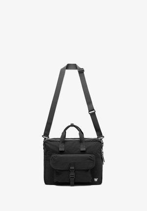 Sac messager noir avec un compartiment principal zippé, une poche à rabat à l'avant avec boucle, des sangles en tissu et des poignées de transport double.