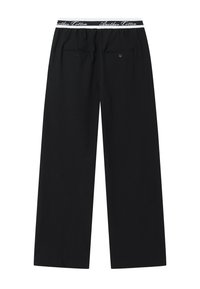 Čierne nohavice s širokými nohavicami a elastickým pásom s bielym nápisovým logom, dvoma zadnými vreckami na gombík, zobrazené na bielom pozadí.