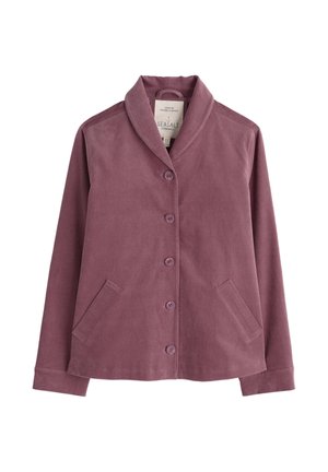 Rosa Baumwolljacke mit Schalkragen, fünf Knöpfen, zwei Fronttaschen und subtiler Textur. 