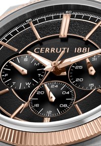 Orologio Cerruti 1881 con quadrante nero testurizzato, accenti in oro rosa e tre sottoquadranti. Dotato di lancette affilate e di una lunetta argentata scanalata.