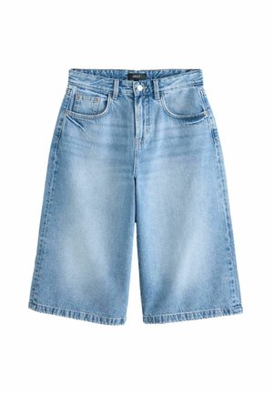 Short long en denim bleu clair avec poches avant, passants pour ceinture, fermeture par bouton et une petite étiquette de marque noire au centre de la ceinture.