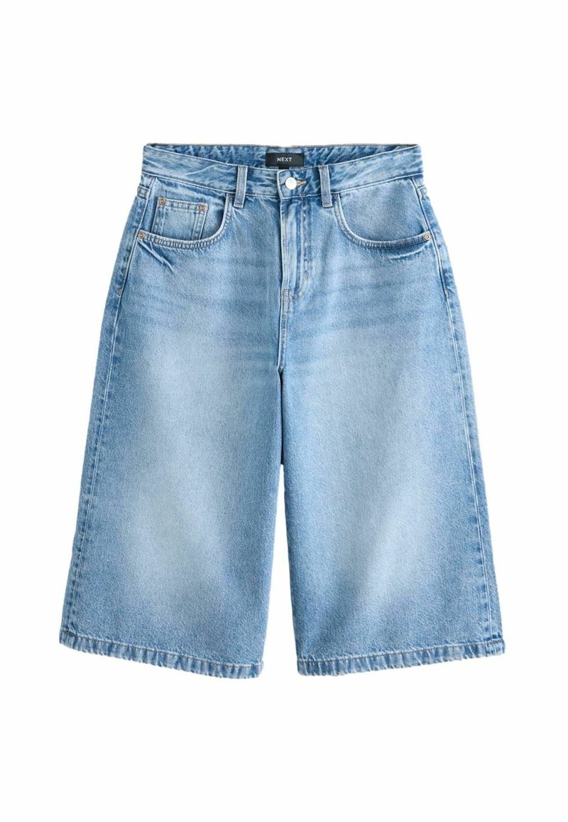 Short long en denim bleu clair avec poches avant, passants pour ceinture, fermeture par bouton et une petite étiquette de marque noire au centre de la ceinture.