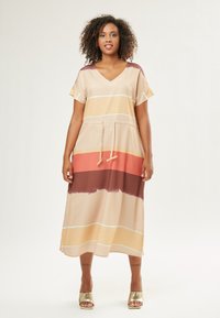 Vestido de manga corta y escote en V en color beige con rayas horizontales en rosa, marrón y crema. Presenta un cordón ajustable en la cintura.