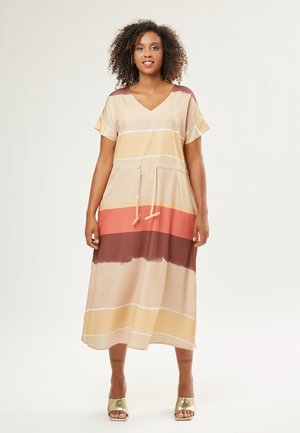 Vestido de manga corta y escote en V en color beige con rayas horizontales en rosa, marrón y crema. Presenta un cordón ajustable en la cintura.