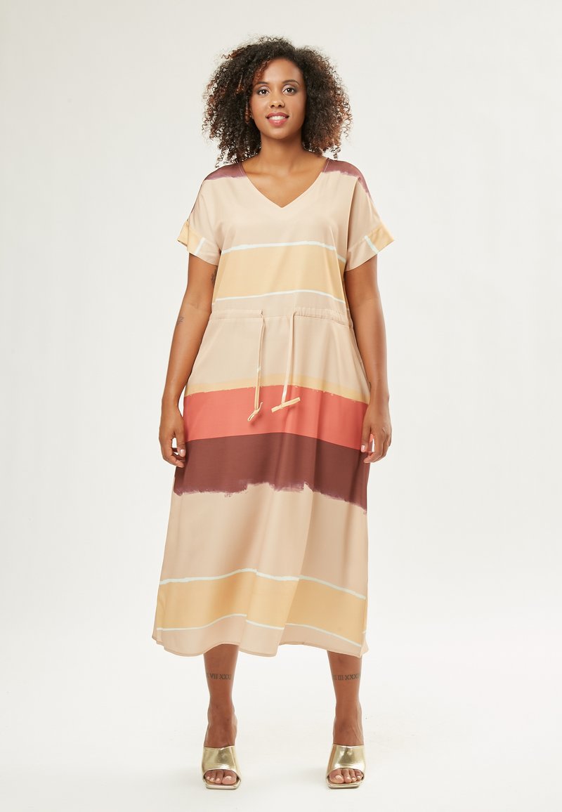 Vestido de manga corta y escote en V en color beige con rayas horizontales en rosa, marrón y crema. Presenta un cordón ajustable en la cintura.