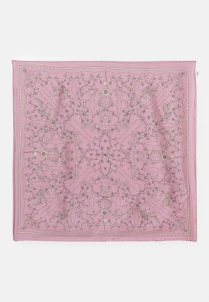 Cachecol de seda rosa com um intrincado padrão floral em cinza claro, com uma borda de designs florais correspondentes e um brilho subtil.