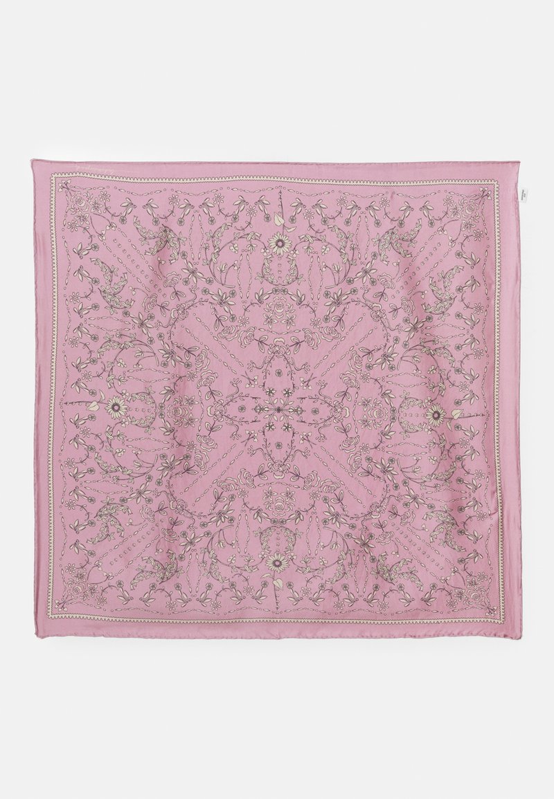 Fular din mătase roz, cu un model floral complicat în gri deschis, având o margine cu modele florale asortate și o strălucire subtilă.