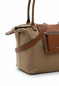 Borsa a mano in pelle marrone con corpo in nylon beige, dotata di doppie maniglie, una tracolla rimovibile e una tasca frontale con zip e cuciture decorative.