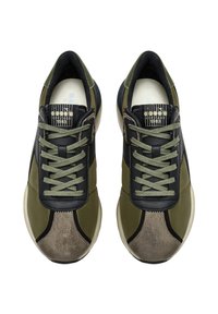 Sneakers verde oliva e neri realizzati in materiali scamosciati e tessili. Tra le caratteristiche si trovano lacci elasticizzati, un colletto imbottito e una suola in gomma texturizzata.