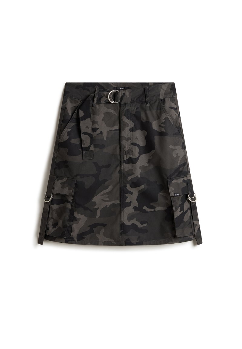 Camo-Rock in Dunkelgrau und Schwarz, mit einem Reißverschluss vorne, einem Gürtel mit einer silbernen Schnalle und zwei Cargo-Taschen mit Ringen.