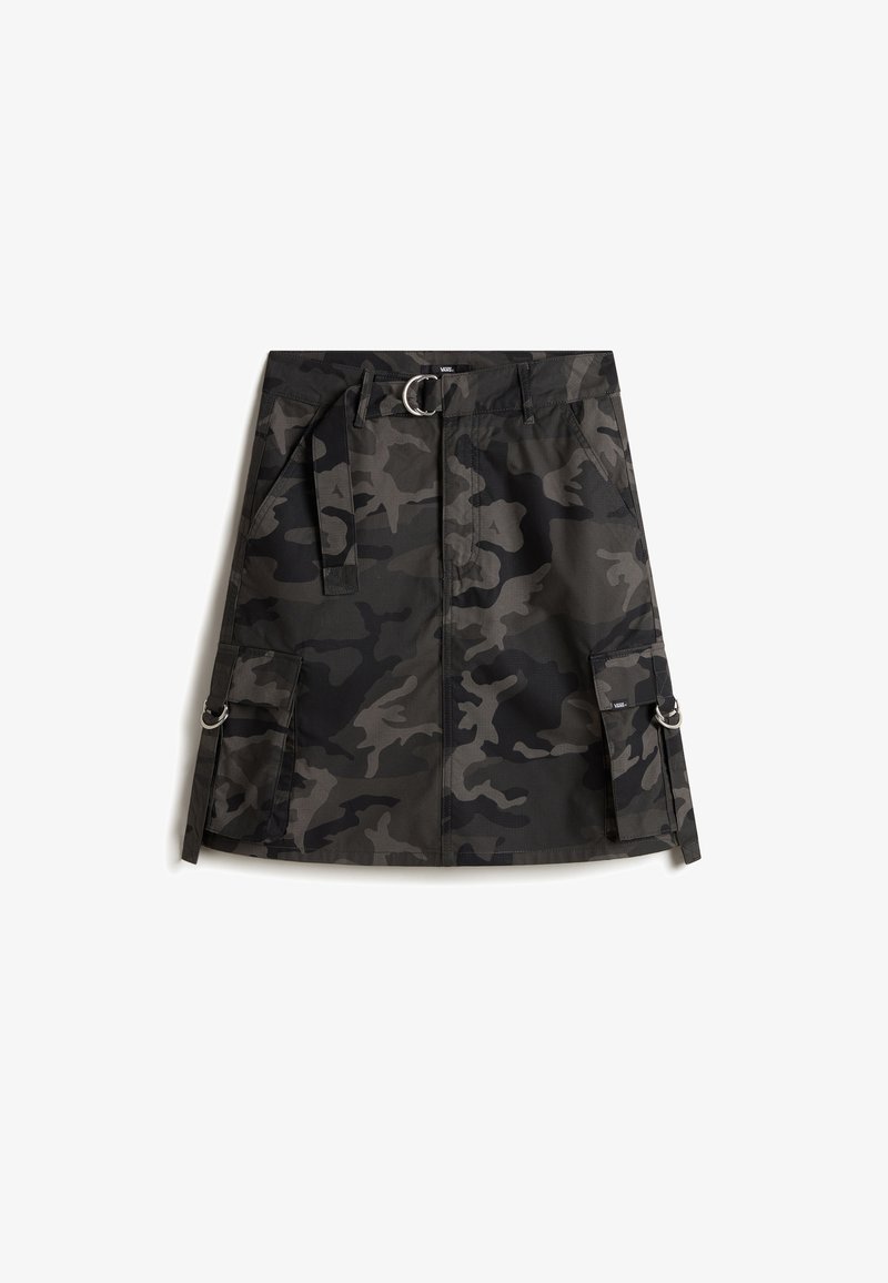 Camo-Rock in Dunkelgrau und Schwarz, mit einem Reißverschluss vorne, einem Gürtel mit einer silbernen Schnalle und zwei Cargo-Taschen mit Ringen.