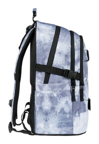 Zaino in tessuto blu e grigio a pois con accenti neri; presenta spallacci regolabili, molteplici tasche e zip resistenti.