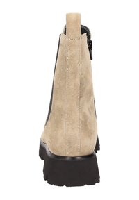 Beige Wildleder-Ankle-Boot mit schwarzen Leder-Seitenteilen, einer klobigen schwarzen Sohle und einer Zuglasche hinten für einfaches Anziehen. Verfügt über einen seitlichen Reißverschluss.