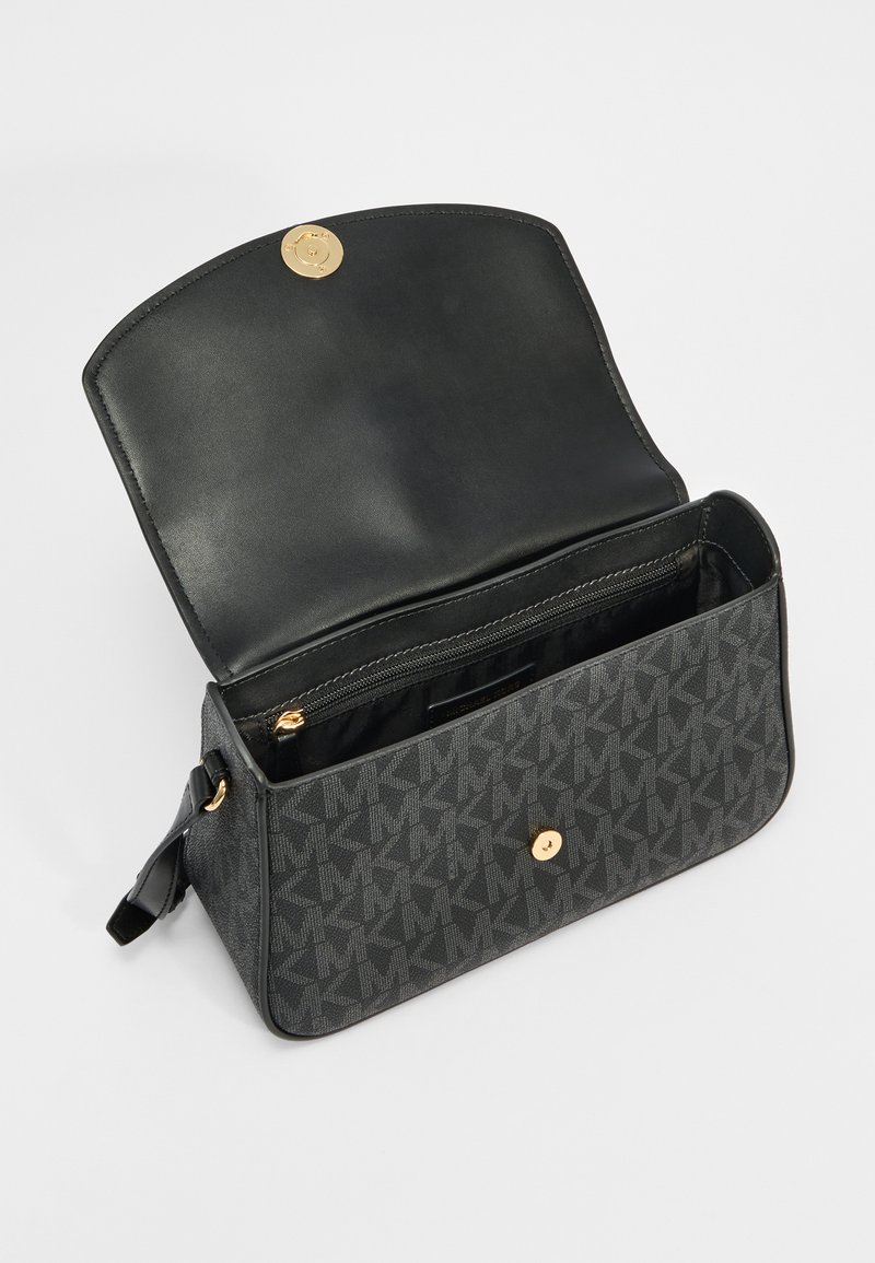 Schwarze synthetische Handtasche mit strukturiertem Muster, goldenen Beschlägen, magnetischem Klappenverschluss und einem inneren Reißverschlussfach.