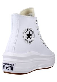 Bílé vysoké tenisky z hladké kůže, se standardními kovovými očky a černou nášivkou s hvězdou na boku.